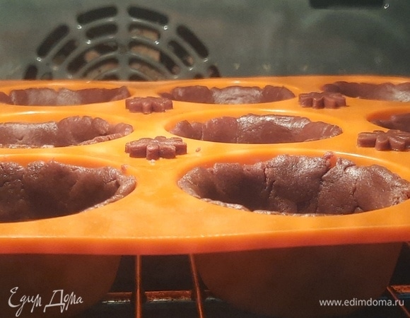 Выпекайте в заранее разогретой до 180°C духовке 15 минут.