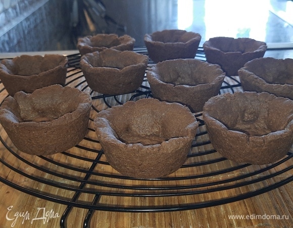 Корзиночки остудите сначала в форме, затем аккуратно выньте и остудите на решетке (осторожно, слишком теплые корзиночки могут крошиться).