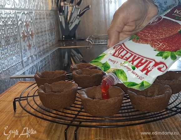 Заполните корзиночки на 3/4 объема клубничным джемом ТМ «Махеевъ».