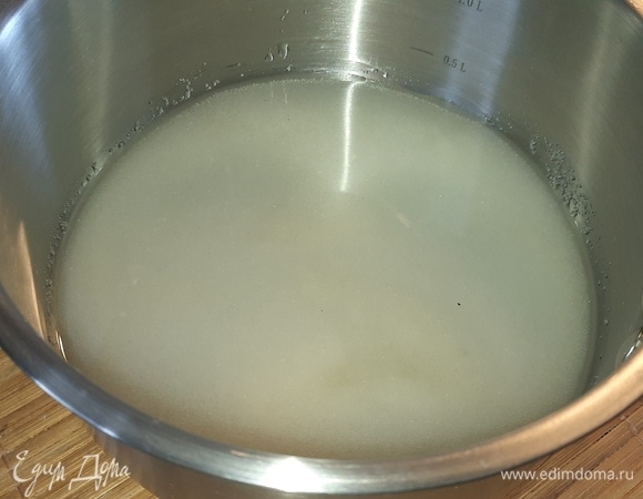 В сотейник с толстым дном всыпьте сахар, ванильный сахар, лимонную кислоту, влейте воду и поставьте на средний огонь.