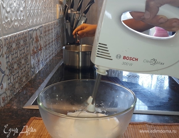 Одновременно начните взбивать белки, для этого позовите помощника, так как нужно будет следить за температурой сиропа.