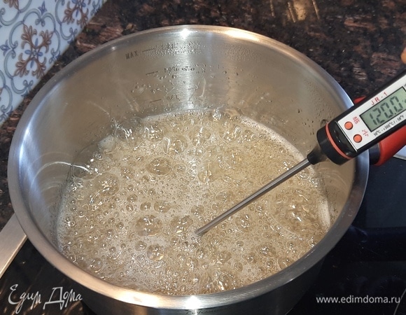 Когда температура сиропа достигнет отметки 120°C, можно снимать его с огня (если у вас нет термометра, нужно капнуть каплю сиропа в холодную воду и пальцами попробовать скатать ее в шарик, если шарик получается, сироп готов, если нет, варим дальше).