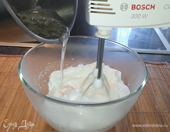 Белки продолжаете взбивать все время, которое варится сироп. Как только вы снимете сироп с плиты, сразу же начните вливать его в белки тонкой струйкой, продолжая интенсивно взбивать. После того как сироп весь добавлен в белки, взбивайте еще 15 минут.