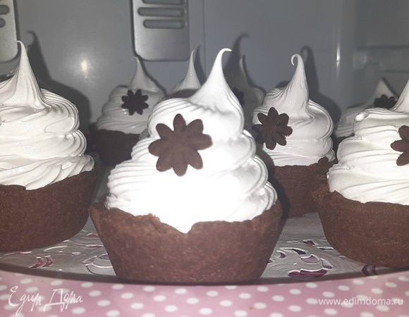 Поставьте пирожные в холодильник минимум на 2 часа для стабилизации крема.