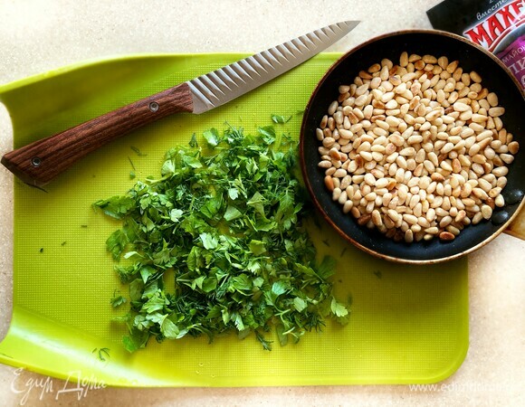 Зелень промойте, подсушите и измельчите. Кедровые орешки подсушите и слегка подрумяньте на сухой сковороде.