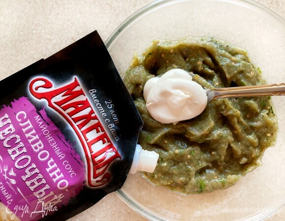 В блендере измельчите мякоть баклажанов, добавьте соль, перец, измельченную зелень и затем добавьте сливочно-чесночный соус. Перемешайте.