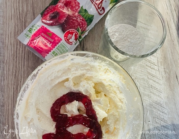 Добавляем к взбитой массе 50 граммов малинового джема ТМ «Махеевъ» и снова взбиваем блендером.