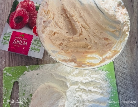 К полученной массе розового цвета с потрясающим малиновым ароматом добавляем постепенно муку и взбиваем блендером, затем формируем сырники на доске и обваливаем в муке.