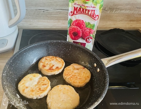 На разогретую сковороду добавляем масло подсолнечное, сырники обжариваем на небольшом огне по 1 минуте с каждой стороны.