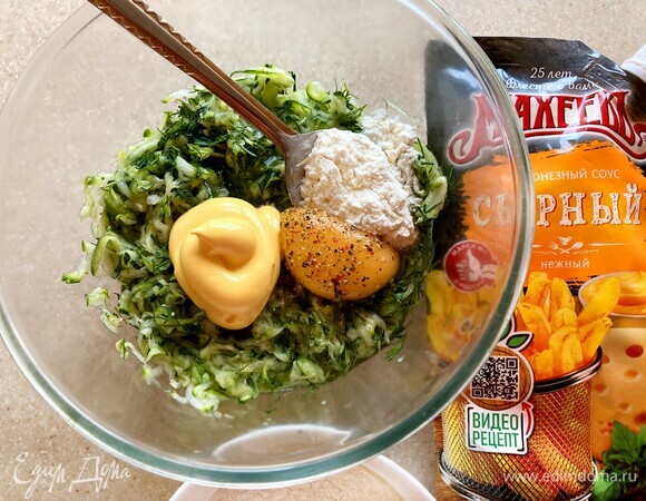 Добавьте к цукини яйцо, муку, мелко рубленный укроп, ложку с горкой сырного соуса ТМ «Махеевъ», поперчите и хорошо перемешайте. Попробуйте и, при необходимости, досолите.