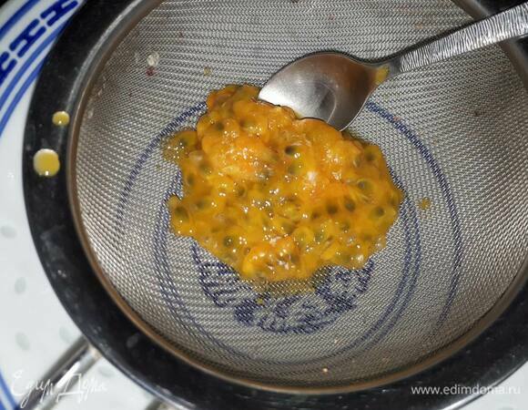 Выжмите сок из маракуйи (12 шт.), пропустив мякоть через сито. Должно получиться примерно 200 мл.