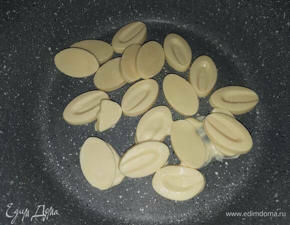 Растопите белый шоколад на водяной бане.