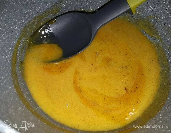 Влейте горячий сок в шоколад по частям, каждый раз размешивая до однородности. Затем пробейте блендером.