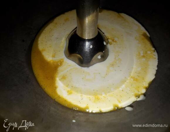 Влейте холодные сливки, пробейте блендером и оставьте в холодильнике на ночь.