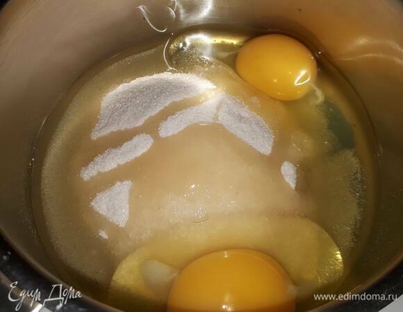 Для курда из маракуйи взбейте яйца с сахаром.