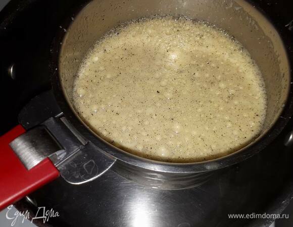 Добавьте 100 мл сока маракуйи, сок лимона и ваниль. Проварите на водяной бане до загустения, постоянно помешивая.