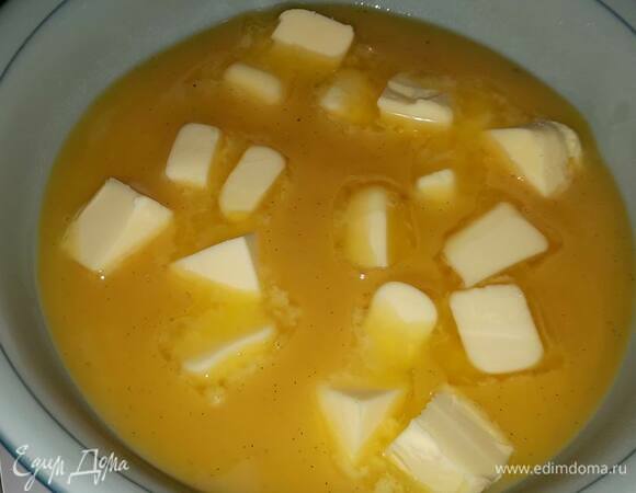 Добавьте масло, нарезанное на кусочки, и перемешайте с помощью погружного блендера. Оставьте в холодильнике на ночь.