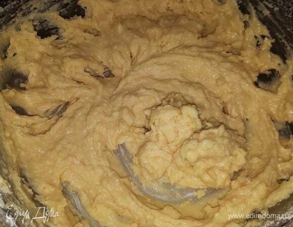 Для миндального крема взбейте размягченное масло с сахаром. Затем добавьте миндаль, яйцо, муку и оставшийся сок маракуйи (25 мл) и взбейте.