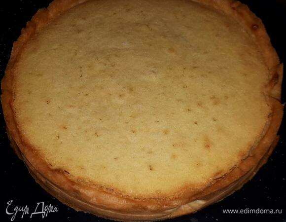 Выложите миндальный крем в тарт и выпекайте еще примерно 15 минут. Выньте и дайте немного остыть.