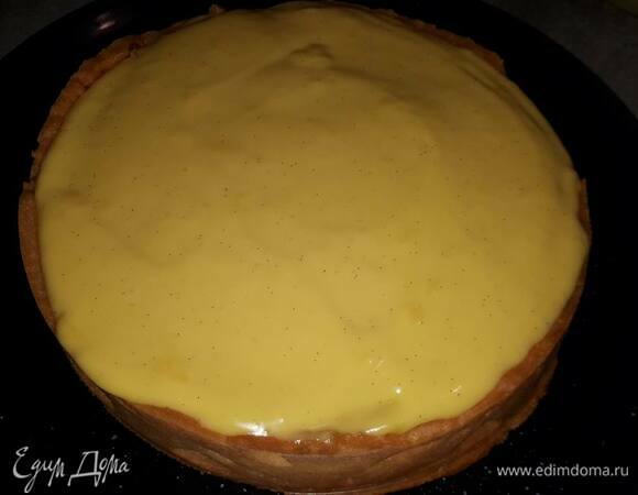 Намажьте курд на тарт.