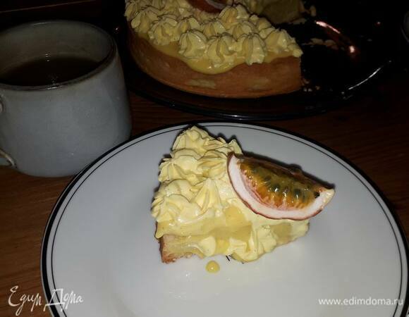 Разрежьте маракуйю на дольки и выложите сверху на тарт.