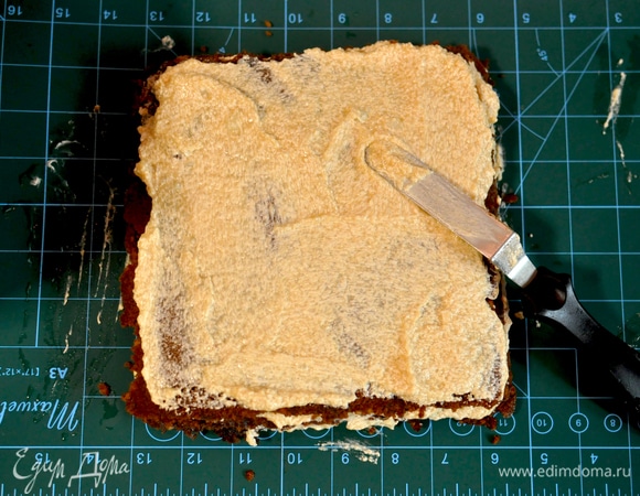 Крем. Смешать яйцо, муку и половину молока. В кастрюльке довести до кипения оставшееся молоко с сахаром, ванилью и цедрой. Влить тонкой струйкой яично-мучную смесь, все время помешивая. Через несколько минут крем загустеет до состояния густого киселя. Или приготовить ванильный пудинг согласно инструкции на пакете. Крем снять с огня, охладить, добавить в него сливочное масло и карамель ТМ «Махеевъ», взбить.