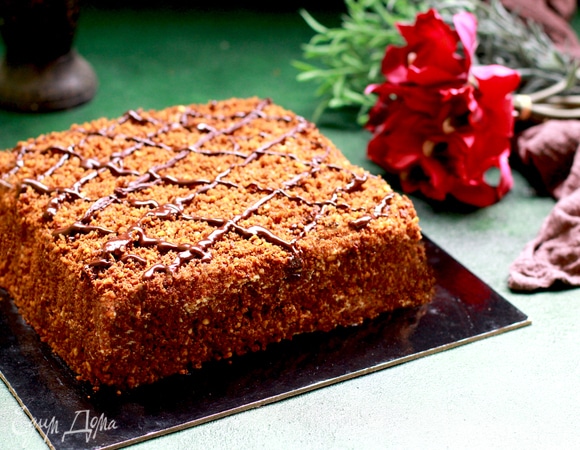 Коржи промазать кремом, покрыть им также верх и бока. Обсыпать смолотыми обрезками коржей.