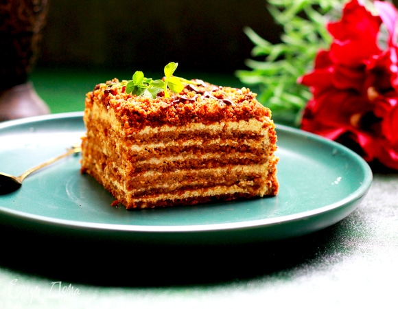 Растопить шоколад и нанести наверх тонкую сеточку из шоколада с помощью шприца или корнетика.