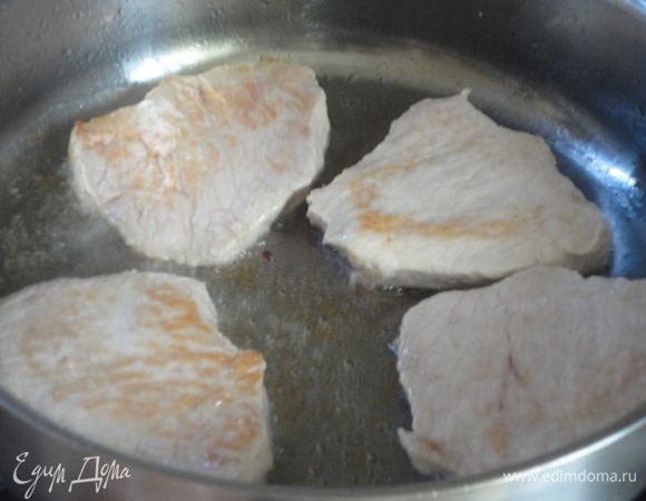 Слегка обжарить в сотейнике с обеих сторон. Отложить на блюдо.