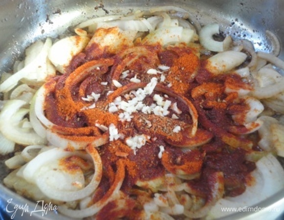 В том же жире, в котором жарили котлеты, хорошо поджариваем лук, смешанный с паприкой, тмином и чесноком.