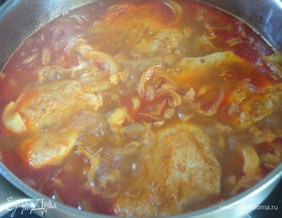 К жареному луку выкладваем котлеты, подливаем бульон и готовим под крышкой при медленном кипении 40 минут.