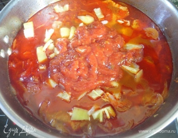 Затем добавляем перец и лечо ТМ «Махеевъ», перемешиваем и пробуем на соль.