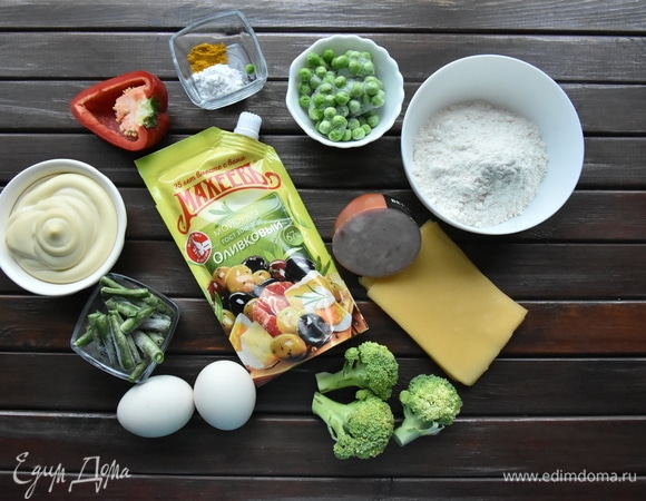 Для приготовления пирога–пиццы подготовить продукты. В свою версию блюда в начинку можно положить все, что предпочитаете.