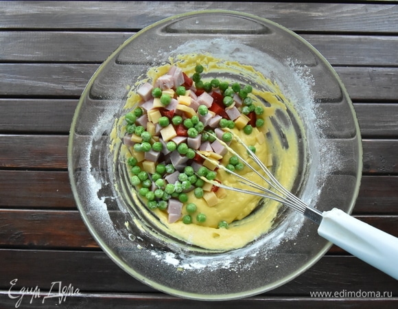 Ветчину, болгарский перец и половину сыра нарежьте кубиком. Если используете замороженный зеленый горошек и стручковую фасоль, разморозьте и просушите их от лишней влаги. Брокколи разберите на небольшие соцветия. Добавьте подготовленную начинку в тесто, поперчите и перемешайте.