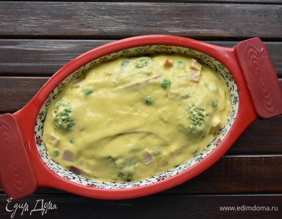 Форму для запекания смажьте небольшим количеством растительного масла и выложите подготовленное тесто. Разогрейте духовку до 180°C.