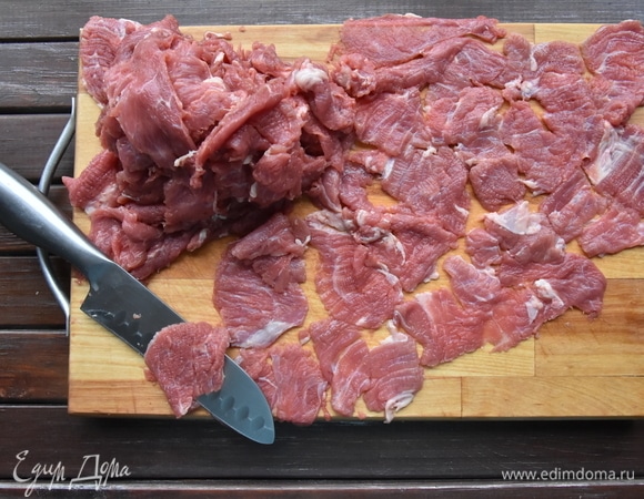 Мясо нарежьте как можно тоньше и слегка отбейте.