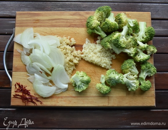 Чеснок, красный острый перец и имбирь измельчите, брокколи разделите на соцветия. Лук нарежьте перьями.