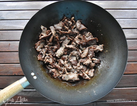 На сильном огне разогреть вок, влить растительное масо и выложить мясо. Обжарить кусочки до подрумянивания со всех сторон минут 5–6. Обжаренное мясо переложить в отдельную посуду.