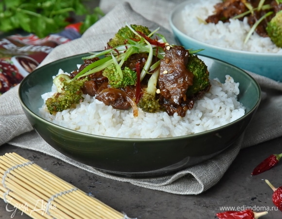 Если во рту и на губах пожар, тушить его надо отварным белым рисом :)