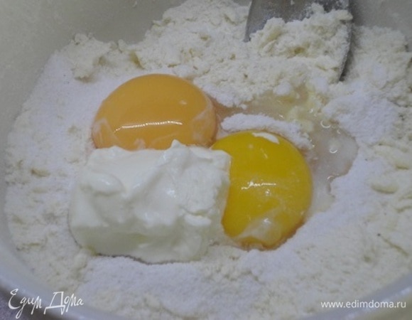 Отделить белки от желтков и убрать в холодильник. Желтки со сметаной добавить к масляно-мучной смеси и замесить тесто. Убрать в холодильник на 1 час. Вишню разморозить и откинуть на дуршлаг, чтобы ушла вся жидкость. Указан вес вишни без сока.