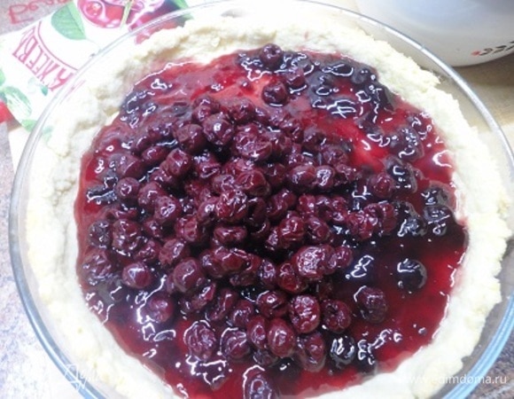 Для меренги взбить до пивной пены 2 белка, постепенно добавить 50 г сахара, взбивать до крепкой пены. На остывший корж выложить вишневый джем ТМ «Махеевъ», сверху разложить вишню.