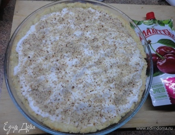 Поверх ягод выложить взбитый белок и посыпать рубленым миндалем. Выпекать 30–35 минут при 150°C.