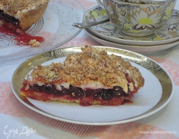 Хрустящее вишнево-миндальное чудо готово!