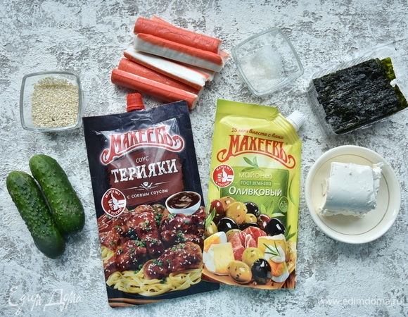 Для приготовления ленивых роллов подготовьте продукты. В начинку вы можете положить те продукты, которые предпочитаете. В моем случае два варианта: с крабовым мясом и лососем.