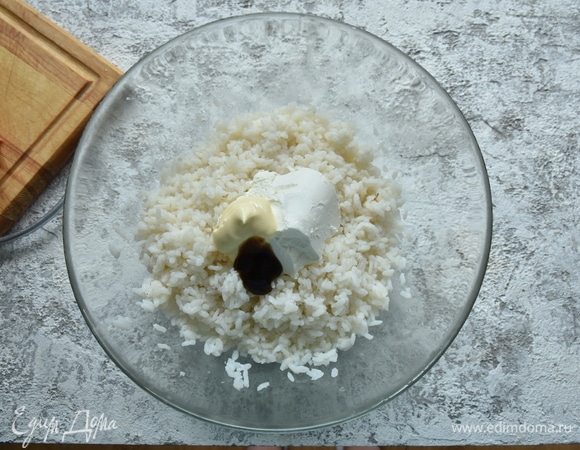 К заправленному рису для связывания компонентов и придания вкуса добавьте творожный сыр, майонез и соус терияки ТМ «Махеевъ».