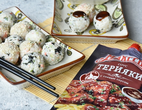 Перед подачей часть роллов обваляйте в кунжутных семечках. На вторую часть роллов сверху добавьте по капельке соуса терияки.