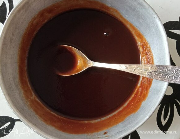 Сначала готовим заправку. В миске смешиваем соевый соус, сахар, лимонный сок, пропущенные через пресс 2 зубчика чеснока и пасту кочудян. Все хорошенько перемешиваем до растворения сахара.