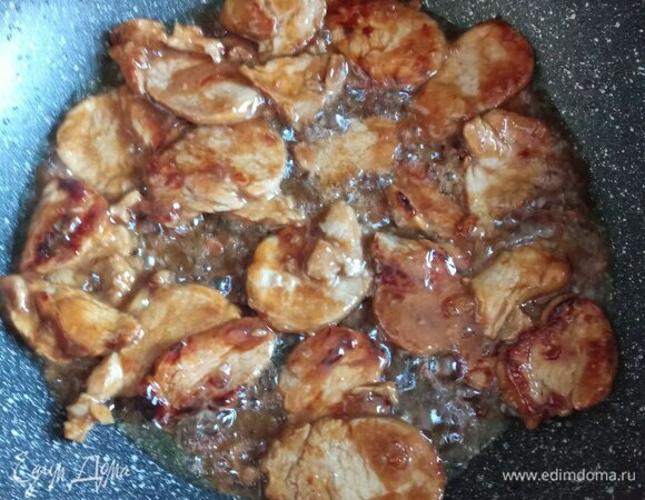 В масло, оставшееся от жарки грибов, кладем свинину. Важно, чтобы каждый кусочек лежал свободно. Я жарила в два захода. Обжариваем каждый кусочек до румяной корочки (минуты 4 с обеих сторон).