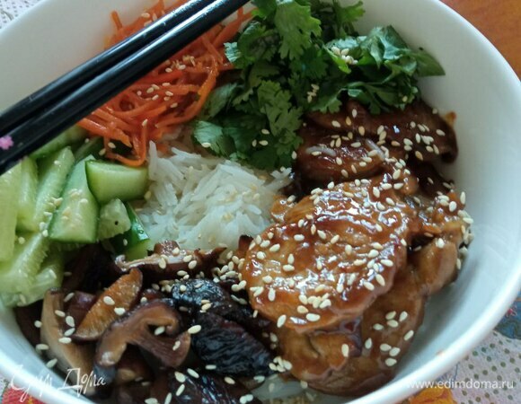 В боул выкладываем сваренный рис и по краю размещаем мясо, грибы, овощи и зелень. Посыпаем кунжутом и подаем. Приятного аппетита!