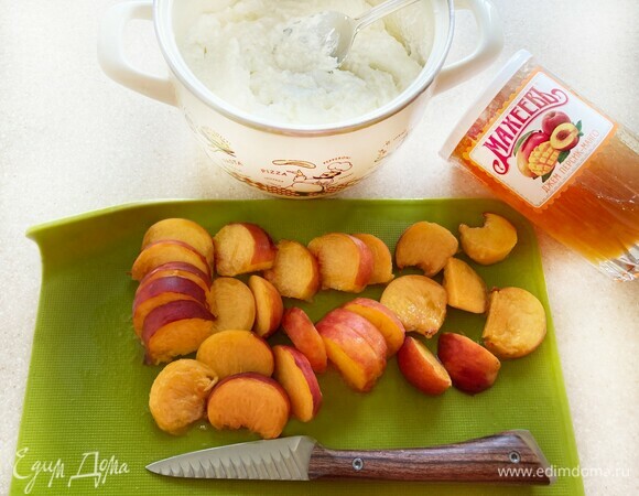 Персики помойте, удалите косточки и нарежьте на небольшие дольки.